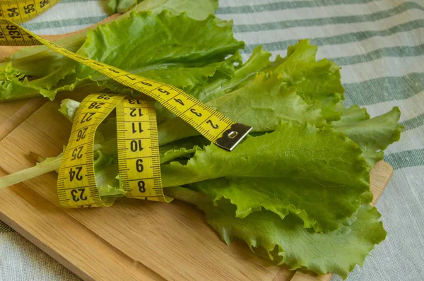 Das Konzept der Ernährung und gesunden Ernährung - Salat-Maßband — Stockfoto