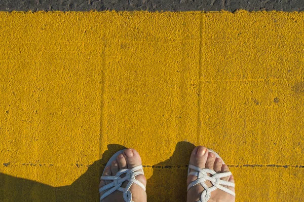 Jambes féminines sur le trottoir avec espace de copie à l'extérieur — Photo