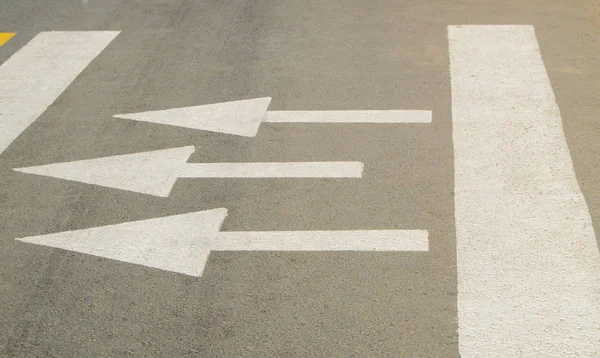Asfalt yol ok işareti ile hareket yönü gösterir