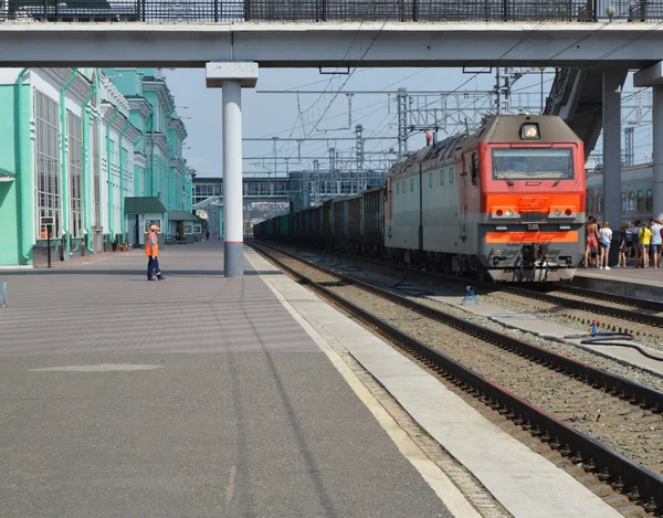 Modern Lokomotive Tren İstasyonu geçmiş yük treni taşır, ulaşım kavramı — Stok fotoğraf