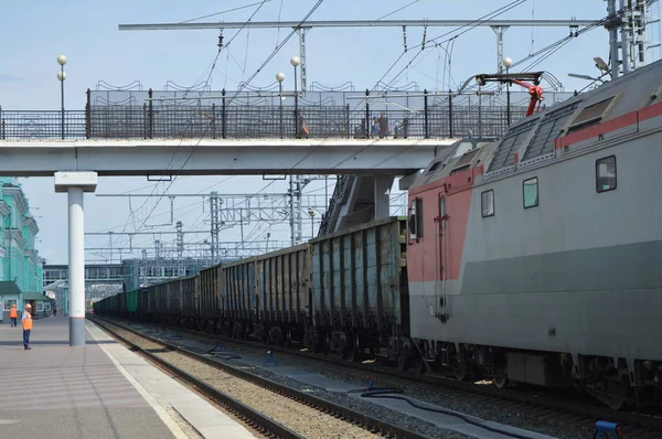 Modern Lokomotive Tren İstasyonu geçmiş yük treni taşır, ulaşım kavramı — Stok fotoğraf