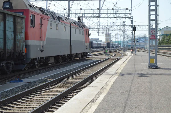 Modern Lokomotive Tren İstasyonu geçmiş yük treni taşır, ulaşım kavramı — Stok fotoğraf