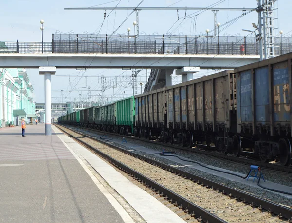 Demiryolu yük arabaları büyük istasyon boyunca raylar üzerinde hareket — Stok fotoğraf