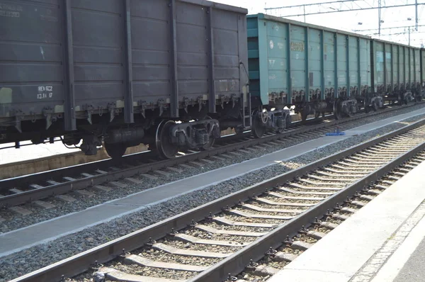 Das Konzept der Logistik des Güterverkehrs auf der Schiene, Güterzug auf den Schienen — Stockfoto