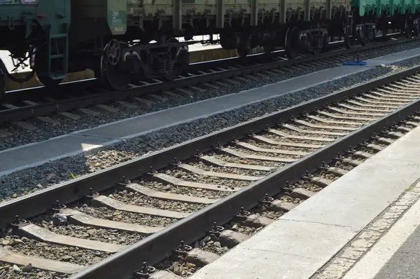 Demiryolu ile mal taşımacılığı lojistik kavramı, raylar üzerinde yük treni — Stok fotoğraf