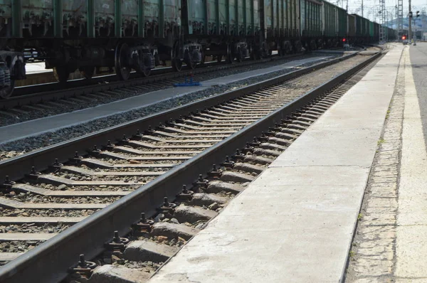 Demiryolu ile mal taşımacılığı lojistik kavramı, raylar üzerinde yük treni — Stok fotoğraf