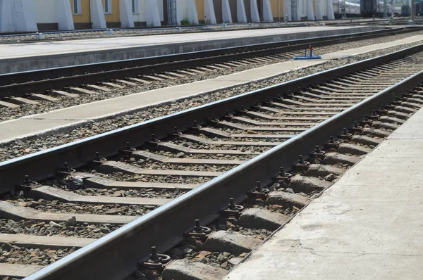 Lignes ferroviaires pour trains avec rails, gravier et traverses — Photo