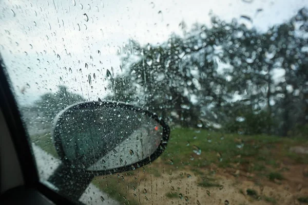 Large drops of rain flow down the windshield of the car, the view from the car — Stock Photo, Image