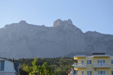 Güzel modern ev günbatımı, dağlar, yaz bir arka plan üzerinde