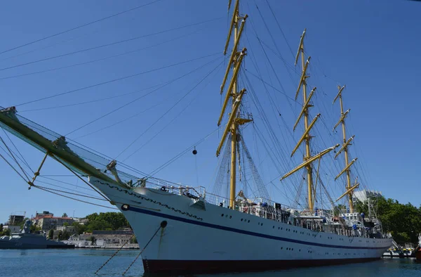 Alte Jacht mit abgesenkten Segeln im Hafen vertäut — Stockfoto