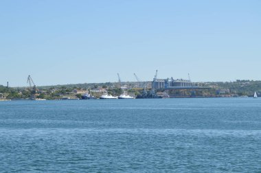 Kargo limanında vinç ve gemiler, liman su alanı, lojistik konsepti