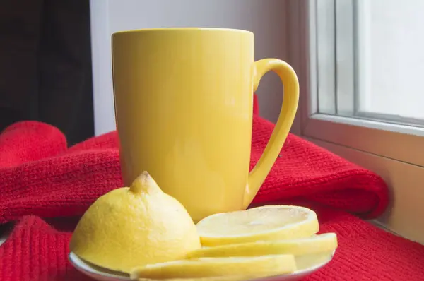 Concepto de tratamiento de los resfriados - té caliente con limón, bufanda — Foto de Stock