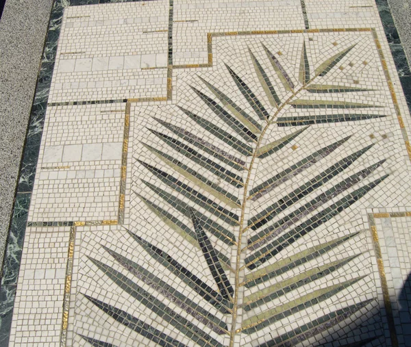 Дизайн деревьев, растений и цветов на мозаичной керамической плитке — стоковое фото