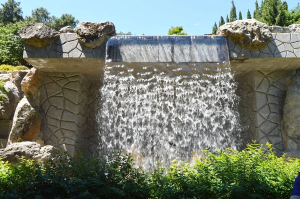 Mesterséges Vízesés Vízzel Fúvókák Modern Szerkezet Gyönyörű Art Design Parkban — Stock Fotó
