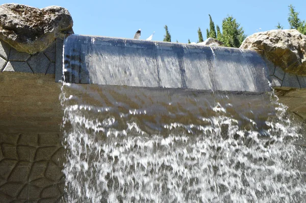 Cascada artificial con chorros de agua, estructura de piedra moderna, hermoso diseño de arte en el Parque —  Fotos de Stock