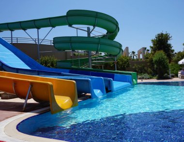 Kaydırıcıları su parkı havuzlu otel güneşli yaz gününde