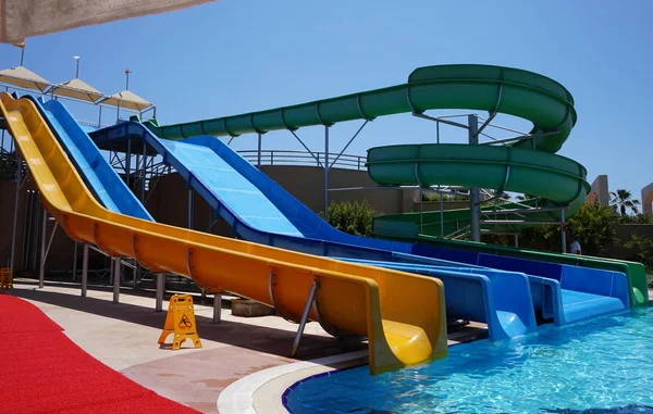 Sliders Wasserpark mit Schwimmbad im Hotel an einem sonnigen Sommertag — Stockfoto