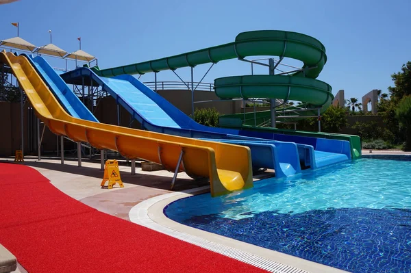 Sliders Wasserpark mit Schwimmbad im Hotel an einem sonnigen Sommertag — Stockfoto