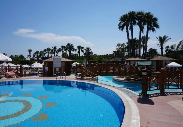 Bir otelin havuzunda bir gün güneşli yaz, kavram, seyahat ve eğlence