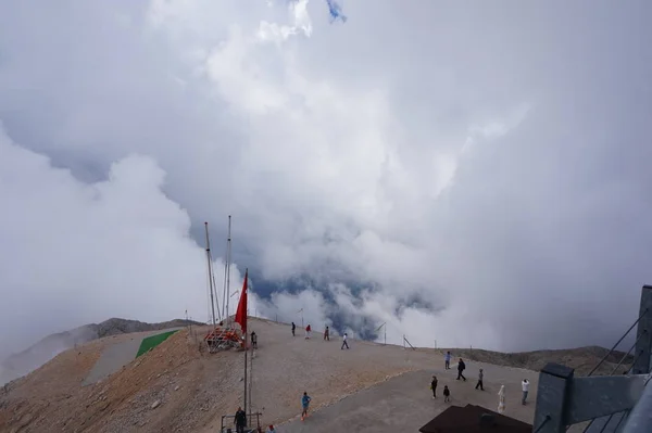 Brouillard au sommet de la montagne Tahtali à Kemer, Turquie mai 2018 — Photo