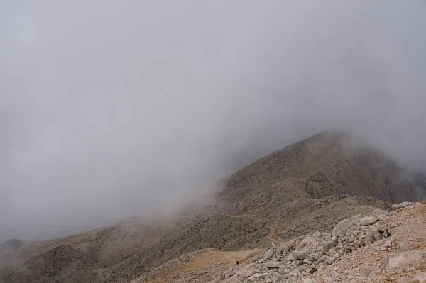 Niebla en la cima de la montaña Tahtali en Kemer, Turquía mayo 2018 — Foto de Stock