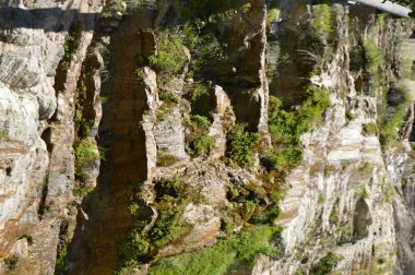 Wuchang-su, Crimea Haziran 2018 'de kurumuş şelalede ince bir su akıntısı.