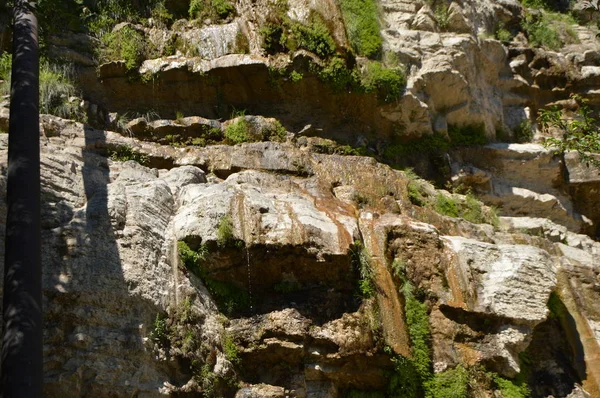Тонкий поток воды на высохшем водопаде Учанг-су, Крым Июнь 2018 года — стоковое фото