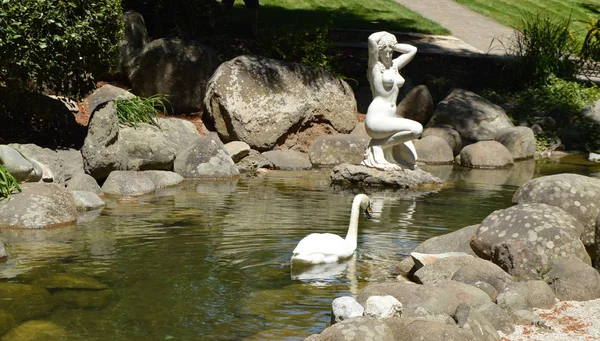 Art Sculpture Aphrodite Bathing Pond Next Swims Swan Aivazovsky Park — Stock Photo, Image