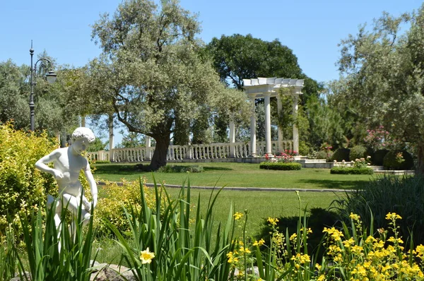 Beau Parc Partenit Avec Ruelles Fleurs Arbres Statue Crimée Juin — Photo