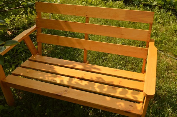 Wooden bench in summer garden for patio design, natural wood furniture — Stock Photo, Image