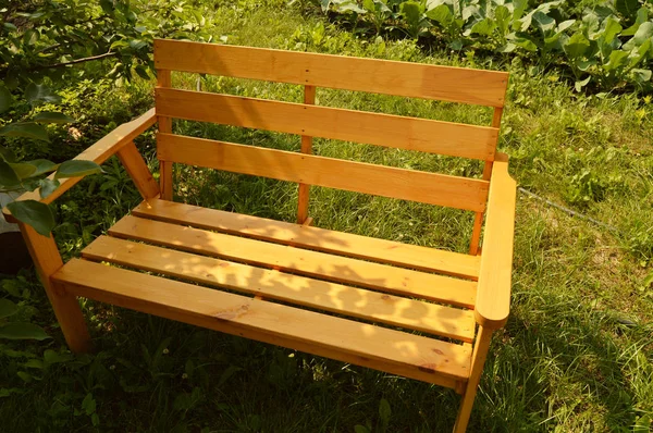 Holzbank im Sommergarten für Terrassengestaltung, Naturholzmöbel — Stockfoto