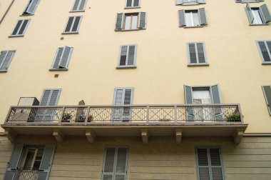 Geleneksel İtalyan evleri panjur pencere, balkon, çiçekler, Milan, Ekim 2018, alt görünümü