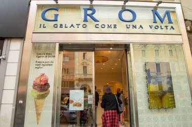 Milan, İtalya Gelateria Grom, 05 Ekim 2018 cam vitrin ve giriş için İtalyan dondurma salonu.