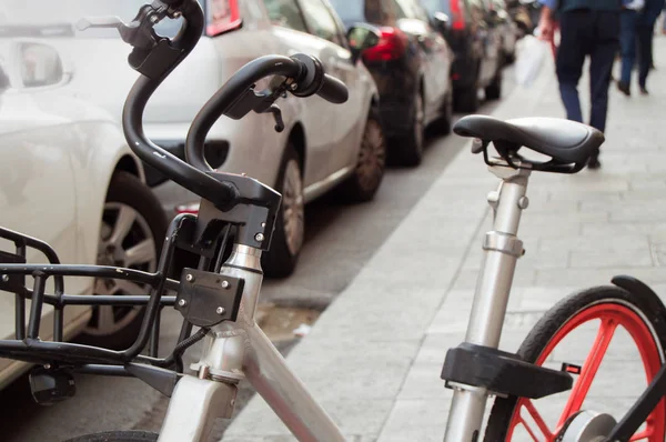 Γκρο πλαν του ποδηλάτου στο παρασκήνιο, στέκεται σε μια σειρά από αυτοκίνητα και οι πεζοί που επιλέγουν τη λειτουργία της μεταφοράς στη μεγάλη πόλη — Φωτογραφία Αρχείου