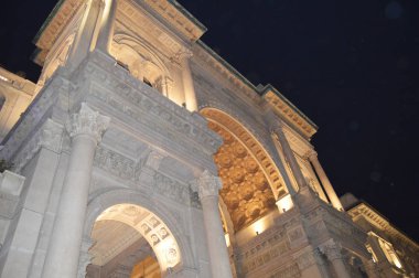 Milan 05 Ekim 2018 - Galleria Vittorio Emanuele II'nin içinde belgili tanımlık geçmiş altın arka plan ışığı, alt görünümü ile siyah gökyüzünün kemer