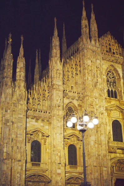 Blick auf cattedrale di santa maria nascente großer duomo di milano, abend mit schöner beleuchtung, italien milan 5 oktober 2018 — Stockfoto