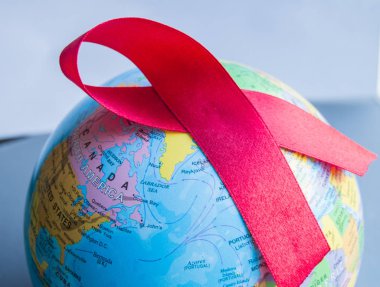Dünya AIDS Günü 1 Aralık, dünya küre kırmızı kurdele ile yakın çekim
