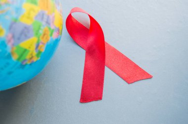 Dünya AIDS Günü 1 Aralık, dünya küre kırmızı kurdele ile yakın çekim