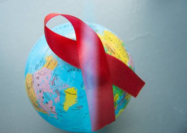 Dünya AIDS Günü 1 Aralık, dünya küre kırmızı kurdele ile yakın çekim