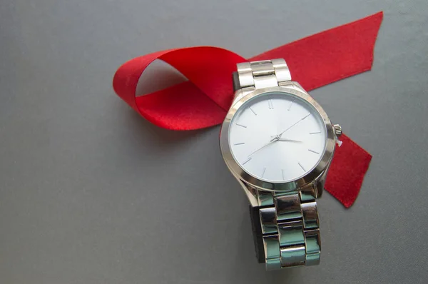 Παγκόσμια ημέρα κατά του Aids, το σύμβολο της κόκκινης κορδέλας και το ρολόι - μην σπαταλήστε το χρόνο για να ξεκινήσετε τη θεραπεία — Φωτογραφία Αρχείου