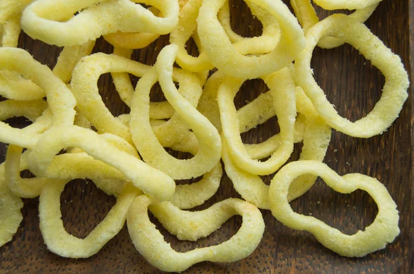 Onion rings on a dark wooden dish background, close-up, top view. — Stock Photo, Image