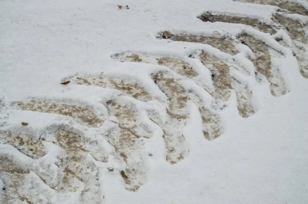 Fondo de invierno abstracto en la nieve, primer plano de la pista de la banda de rodadura del neumático del coche — Foto de Stock