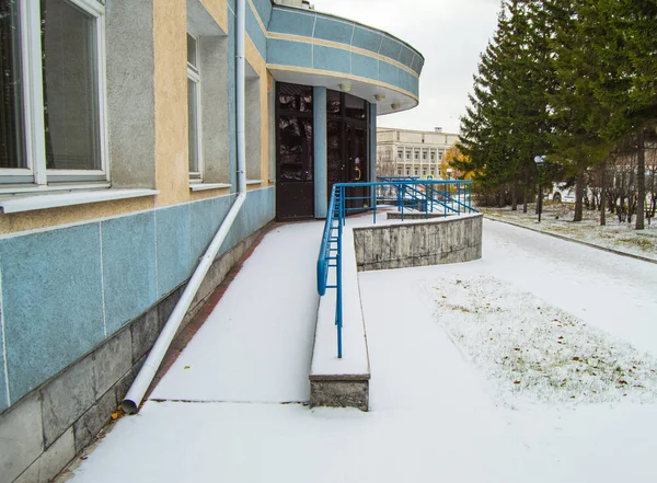 Рампа покрита першим снігом, встановленим для пересування людей з обмеженими можливостями в будь-який час року — стокове фото