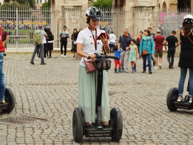Roma, İtalya-Ekim 07, 2018, Segway Colosseum yakınındaki kız rehber Segway şehir turu