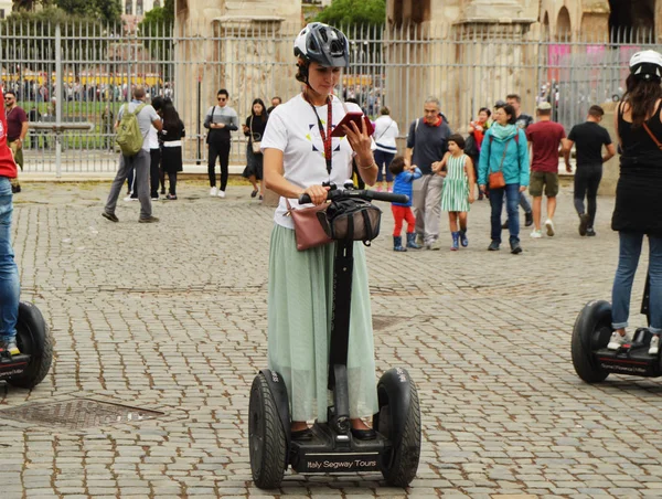 Roma, İtalya-Ekim 07, 2018, Segway Colosseum yakınındaki kız rehber Segway şehir turu
