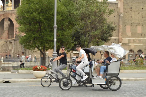 Rome, Italië - oktober 07, 2018, riksja fietsers nemen toeristen naar het historische centrum van Rome met de fietstaxi — Stockfoto