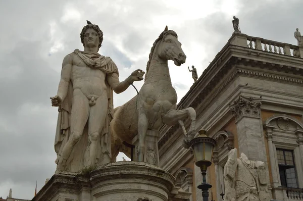 Statue in marmo della ricino Dioscuri e Polluce in cima al colle Capitolino e Piazza Campidoglio a Roma, Italia, 07 ottobre 2018 — Foto Stock