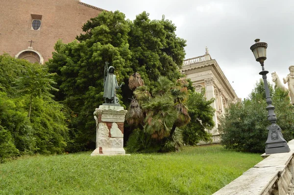 ディ リエンツォと教会サンタ・マリア ・ イン ・ アラコエリ カンピドリオの丘、2018 年 10 月 7 日、イタリアのローマでのファサードの彫像 — ストック写真