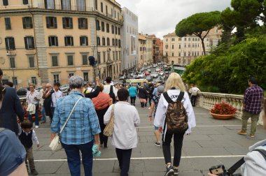 Turistler Capitol del Corso, Roma, İtalya, 07 Ekim 2018 merdivenlerde inerler.