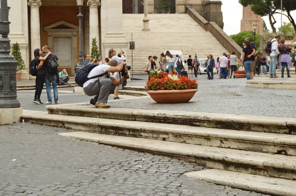 観光客が 2018 年 10 月 7 日、ローマ、イタリア、キャピトルヒルの観光スポットの写真を撮る — ストック写真